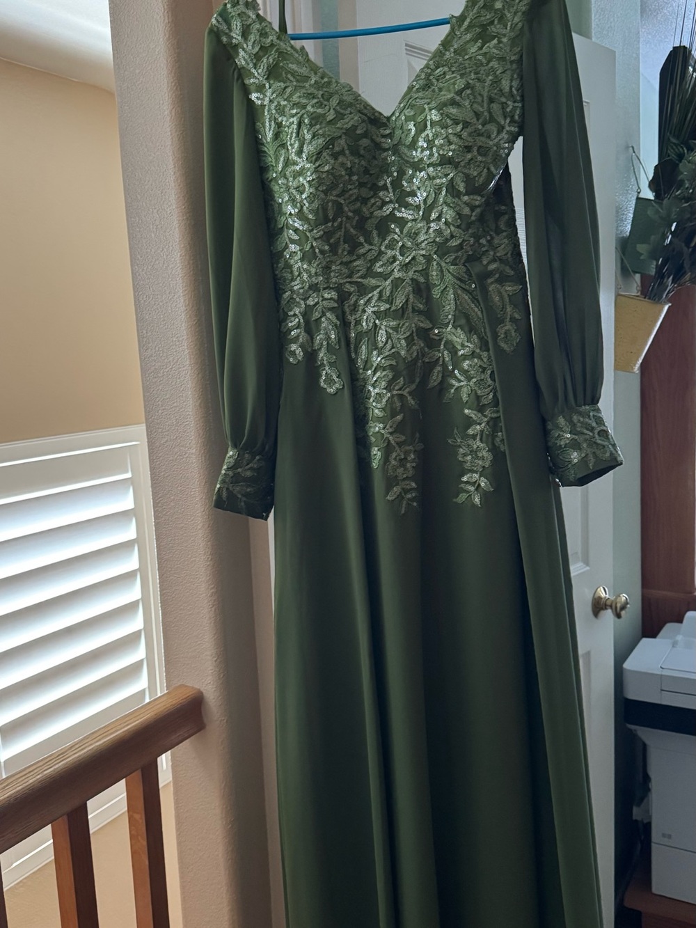 Elegant Moss Green V-Neck Long Sleeve Evening Dress